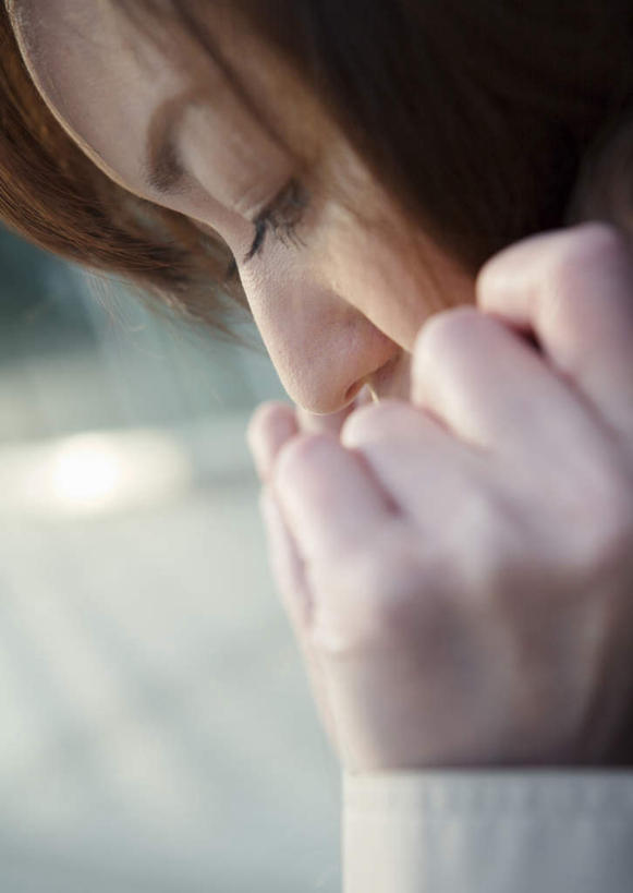 东方人,脸,头,脸颊,手,头发,一个人,闭眼,竖图,室内,特写,白天,侧面,毛衣,亚洲,仅一个年轻女性,仅一个女性,仅一个人,朦胧,模糊,棕色,黄种人,手部,抖动,线衫,颤抖,哆嗦,发抖,毛线衣,绒线衣,年轻女性,女人,女性,亚洲人,头部,直发,脸部,脸蛋,面部,闭眼睛,闭着眼,闭着眼睛,半身,彩图,绒衣,套衫,套头毛衣,线衣,短发