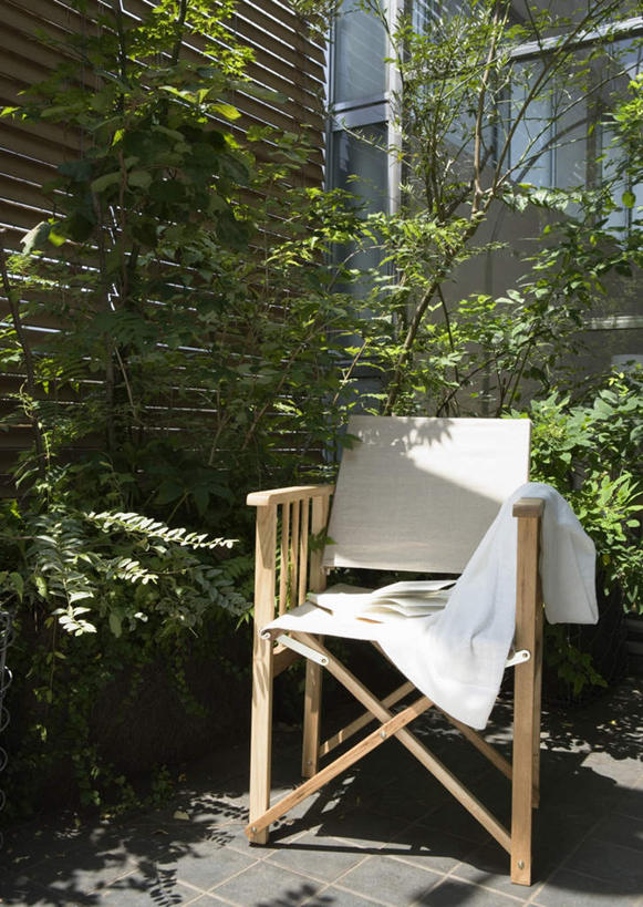 无人,家,竖图,室外,白天,正面,植物,别墅,窗户,书籍,椅子,一本,阴影,光线,影子,房屋,木椅,墙,躺椅,屋子,公寓,洋房,楼房,玻璃窗,墙壁,墙面,住宅,树,树木,绿色,阳光,自然,披肩,生长,成长,书,图书,彩图,房子,云肩