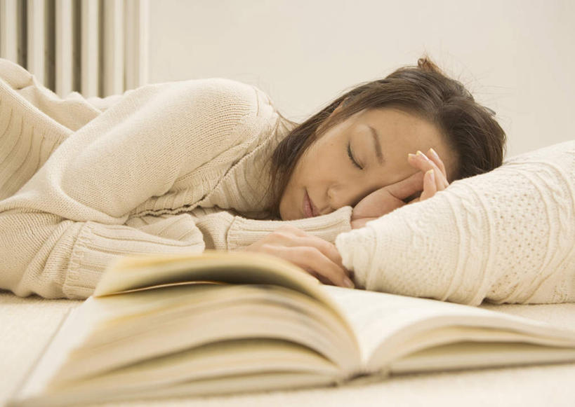 东方人,一个人,闭眼,笑,微笑,横图,室内,白天,侧面,靠垫,书籍,亚洲,仅一个年轻女性,仅一个女性,仅一个人,一本,阴影,服装,反射,电器,影子,墙,靠枕,取暖器,休闲装,黄种人,墙壁,墙面,衣服,白色,垫子,枕头,打开,翻开,趴着,休闲,温暖,休闲服,搭,服饰,保暖,家电,家用电器,御寒,搭着,掀开,年轻女性,女人,女性,亚洲人,书,图书,闭眼睛,闭着眼,闭着眼睛,趴,半身,彩图