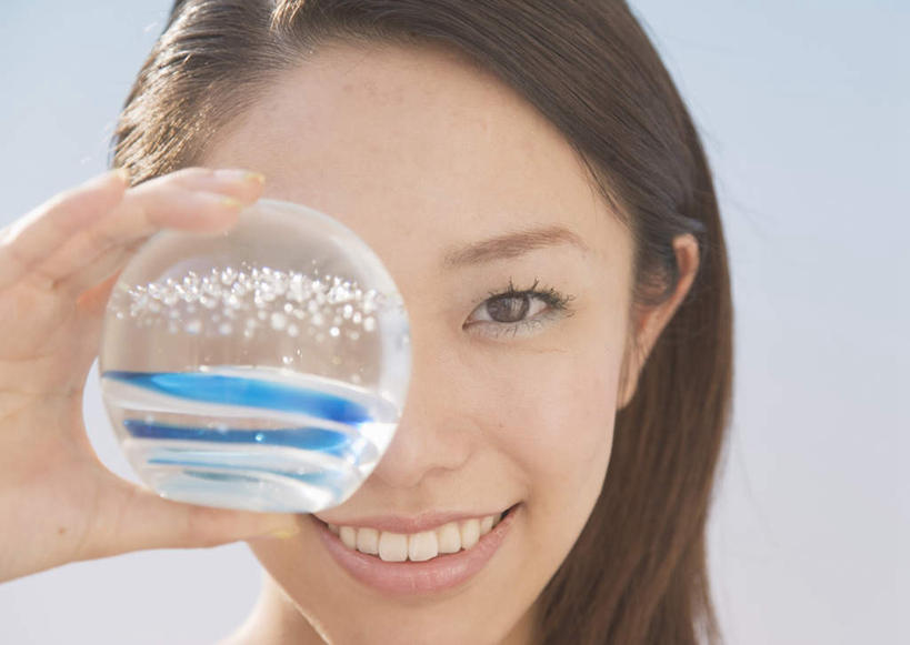 东方人,脸,头,脸颊,手,头发,一个人,笑,微笑,露齿笑,横图,室内,特写,白天,正面,游戏,玩具,亚洲,仅一个年轻女性,仅一个女性,仅一个人,握,阴影,蓝色背景,透明,反射,影子,玩,注视,黄种人,娱乐,一个,黑色,玻璃球,观察,看,休闲,球体,手部,水晶球,益智,握着,遮,遮掩,摄影,影棚,单个,观看,活动,单手,察看,掩盖,遮挡,发泄,关注,消遣,智力,遮盖,雪花玻璃球,宣泄,掩饰,圣诞雪花球,年轻女性,女人,女性,亚洲人,头部,长发,直发,脸部,脸蛋,面部,玩耍,嬉戏,半身,彩图,影棚拍摄,拍摄