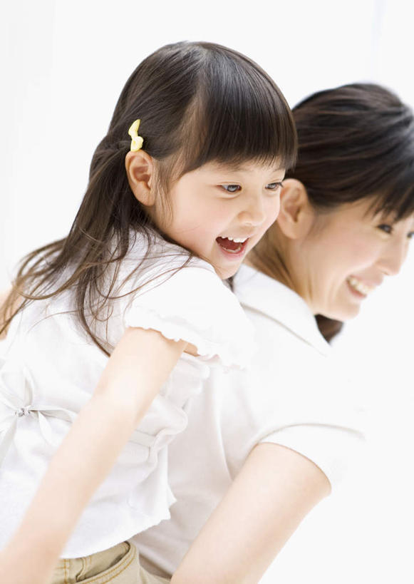 东方人,儿童,背,两个人,家庭,母亲,女儿,站,笑,微笑,露齿笑,竖图,室内,白天,侧面,纯洁,卧室,亚洲,阴影,服装,装饰,反射,头饰,影子,注视,休闲装,黄种人,小孩,衣服,发夹,发饰,夹子,饰品,背着,观察,看,站着,休闲,温暖,温馨,母女,一家人,休闲服,可爱,母爱,童年,童趣,服饰,观看,华丽,修饰,点缀,和睦,察看,关注,童真,烂漫,无邪,配饰,衬托,美观,雅致,雅观,背负,天真,年轻女性,女孩,女人,女性,亚洲人,孩子,年轻人,站立,半身,彩图,睡房,卧房,融洽,女生