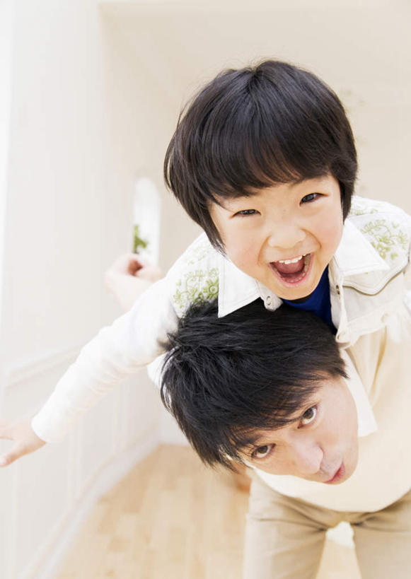 东方人,儿童,背,两个人,家庭,父亲,儿子,站,笑,微笑,露齿笑,竖图,室内,白天,正面,纯洁,地板,卧室,亚洲,弯腰,阴影,服装,反射,影子,地面,注视,休闲装,黄种人,木地板,小孩,衣服,背着,观察,看,站着,休闲,温暖,温馨,父子,一家人,休闲服,父爱,可爱,童年,童趣,服饰,观看,和睦,察看,关注,童真,烂漫,无邪,弯身,背负,天真,男孩,男人,男性,年轻男性,亚洲人,孩子,年轻人,站立,半身,彩图,睡房,卧房,融洽,男生