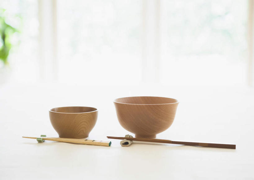 无人,横图,室内,特写,白天,正面,餐桌,筷子,桌子,餐具,叶子,阴影,反射,影子,陶瓷,绿叶,筷架,陶瓷制品,筷枕,文化,传统,容器,碗,四个,四双,嫩叶,餐台,储藏,礼节,筷子架,储存,礼仪,叶,叶片,进餐用具,彩图,贮存