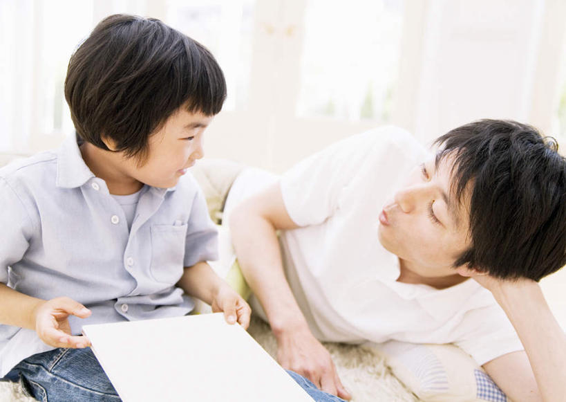 东方人,儿童,两个人,家庭,父亲,儿子,坐,躺,笑,微笑,露齿笑,横图,室内,白天,正面,纯洁,床,卧室,书籍,亚洲,撑,握,阴影,服装,反射,影子,双人床,床单,拿,拿着,注视,休闲装,黄种人,被子,小孩,衣服,画册,观察,看,休闲,温暖,温馨,父子,一家人,休闲服,父爱,可爱,童年,童趣,握着,服饰,观看,和睦,察看,撑着,被单,关注,童真,烂漫,无邪,卧着,天真,男孩,男人,男性,年轻男性,亚洲人,孩子,年轻人,书,图书,躺着,卧,坐着,半身,彩图,睡房,卧房,融洽,男生