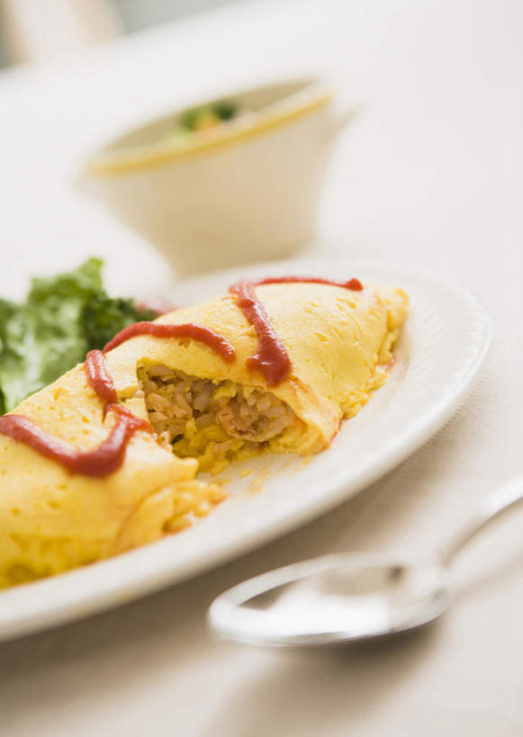 米饭,无人,竖图,俯视,室内,特写,白天,烹饪,餐桌,桌子,蔬菜,餐具,阴影,朦胧,模糊,新鲜,反射,碟子,盘,影子,勺子,陶瓷,生菜,莴苣,炒饭,蛋,蛋包饭,调料,鸡蛋,酱料,酱汁,茄汁,佐料,日本料理,料理,食品,陶瓷制品,饭,调味品,调味料,番茄酱,酱,菜肴,美食,食物,三个,盘子,容器,调羹,碟,汤匙,碗,日式料理,日式,佳肴,有机食品,绿色食品,餐台,储藏,五谷,储存,春菜,鹅仔菜,莴仔菜,千金菜,卵,叶用莴苣,彩图,高角度拍摄,贮存