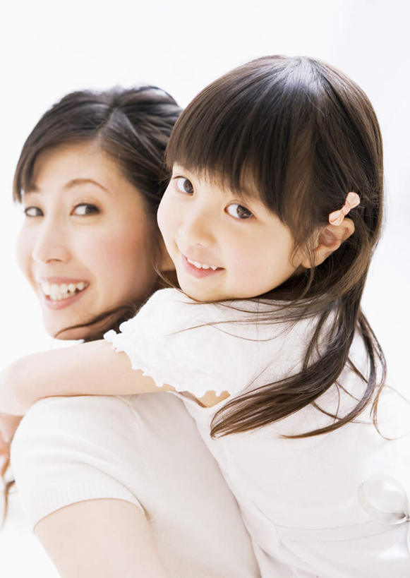 东方人,儿童,背,两个人,家庭,母亲,女儿,站,笑,微笑,露齿笑,竖图,室内,白天,侧面,纯洁,卧室,亚洲,阴影,服装,装饰,反射,头饰,影子,注视,休闲装,黄种人,小孩,衣服,发夹,发饰,夹子,饰品,背着,观察,看,站着,休闲,温暖,温馨,母女,一家人,休闲服,可爱,母爱,童年,童趣,服饰,观看,华丽,修饰,点缀,和睦,察看,关注,童真,烂漫,无邪,配饰,衬托,美观,雅致,雅观,背负,天真,年轻女性,女孩,女人,女性,亚洲人,孩子,年轻人,站立,半身,彩图,睡房,卧房,融洽,女生