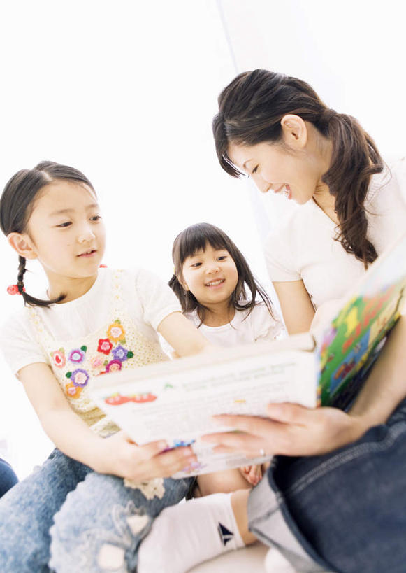 东方人,儿童,三个人,家庭,母亲,女儿,坐,笑,微笑,露齿笑,竖图,室内,白天,正面,纯洁,卧室,书籍,亚洲,一排,握,阴影,服装,整齐,反射,影子,地面,拿,拿着,注视,休闲装,黄种人,排列,小孩,衣服,画册,观察,看,休闲,温暖,温馨,母女,一家人,休闲服,可爱,母爱,童年,童趣,握着,服饰,观看,和睦,察看,队列,关注,童真,烂漫,无邪,天真,年轻女性,女孩,女人,女性,亚洲人,孩子,年轻人,书,图书,坐着,半身,彩图,睡房,卧房,融洽,女生