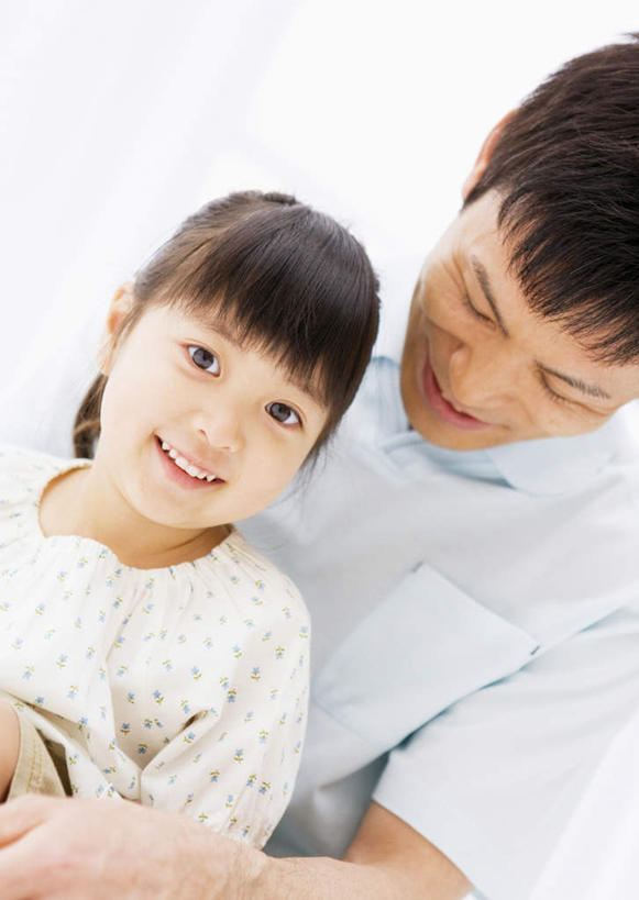 东方人,儿童,两个人,家庭,父亲,女儿,坐,笑,微笑,露齿笑,竖图,室内,白天,正面,纯洁,卧室,书籍,亚洲,握,阴影,服装,反射,影子,地面,拿,拿着,注视,休闲装,黄种人,小孩,衣服,画册,观察,看,休闲,温暖,温馨,父女,一家人,休闲服,父爱,可爱,童年,童趣,握着,服饰,观看,和睦,察看,关注,童真,烂漫,无邪,天真,男人,男性,年轻男性,女孩,亚洲人,孩子,年轻人,书,图书,坐着,半身,彩图,睡房,卧房,融洽,女生