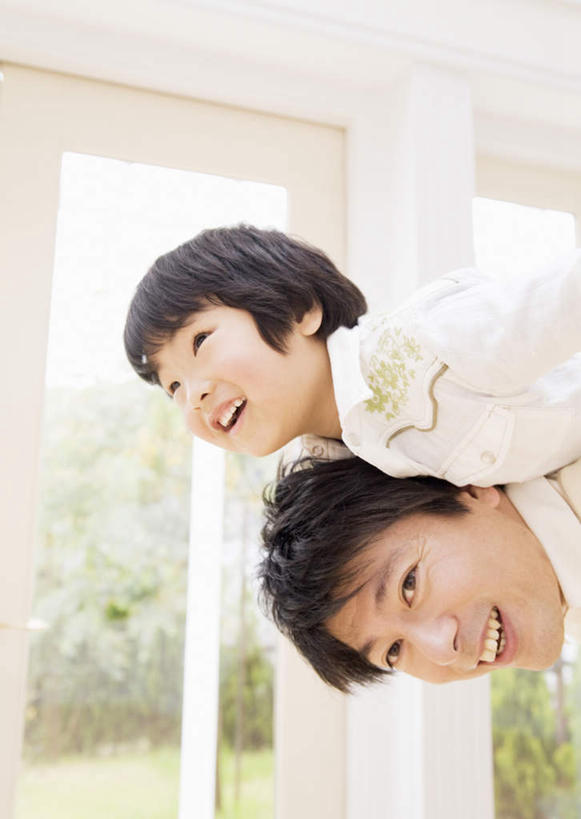 东方人,儿童,背,两个人,家庭,父亲,儿子,站,笑,微笑,露齿笑,竖图,室内,白天,侧面,纯洁,植物,窗户,卧室,亚洲,弯腰,阴影,服装,朦胧,模糊,反射,影子,扭头,注视,休闲装,黄种人,玻璃窗,树,树木,小孩,衣服,绿色,自然,背着,观察,看,站着,转头,休闲,温暖,温馨,父子,一家人,休闲服,父爱,可爱,童年,童趣,服饰,生长,成长,观看,和睦,察看,关注,童真,烂漫,无邪,弯身,背负,天真,男孩,男人,男性,年轻男性,亚洲人,孩子,年轻人,站立,半身,彩图,睡房,卧房,融洽,男生