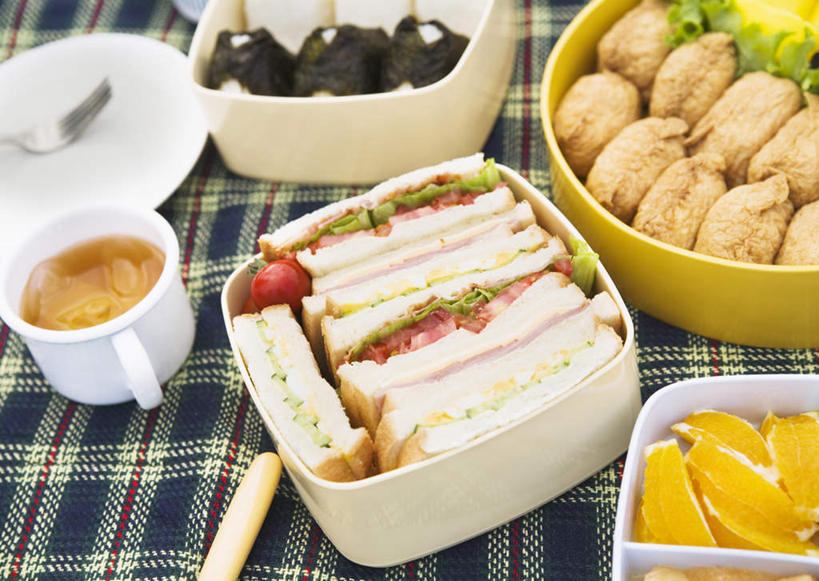 无人,横图,俯视,室内,特写,白天,烹饪,西餐,餐桌,桌子,蔬菜,水果,许多,新鲜,布料,塑料,生菜,莴苣,生食,三明治,料理,食品,果实,很多,布纹,蔬果,菜肴,美食,盒子,桌布,食物,餐巾,容器,塑料制品,台布,快餐,西式,佳肴,有机食品,绿色食品,餐台,储藏,甜橙,储存,西式快餐,三文治,春菜,鹅仔菜,莴仔菜,千金菜,叶用莴苣,橙子,橙,餐桌布,彩图,高角度拍摄,鹄壳,黄橙,黄果,金橙,金环,金球,糖橙,贮存