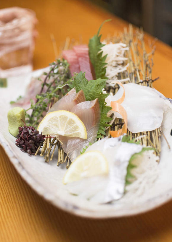 三文鱼,无人,竖图,俯视,室内,特写,白天,烹饪,餐桌,桌子,鲑鱼,柠檬,餐具,水果,阴影,朦胧,模糊,新鲜,反射,碟子,盘,影子,冰,生食,日本料理,冰块,料理,食品,果实,冷冻,菜肴,美食,食物,盘子,碟,日式料理,日式,寒冷,佳肴,有机食品,绿色食品,冷藏,餐台,大马哈鱼,冰冷,撒蒙鱼,萨门鱼,冰海之皇,鲑,马哈鱼,麻哈鱼,大麻哈鱼,保鲜,三文鱼刺身,益母果,柠果,彩图,高角度拍摄,刺身