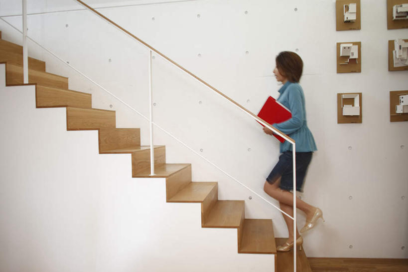 东方人,一个人,设计师,栏杆,走,横图,室内,白天,侧面,裙子,楼梯,亚洲,仅一个年轻女性,仅一个女性,仅一个人,握,服装,朦胧,模糊,扶手,阶梯,墙,记事本,拿,拿着,注视,休闲装,黄种人,护栏,墙壁,墙面,台阶,衣服,白色,本子,笔记本,观察,看,服装设计师,休闲,休闲服,握着,短裙,服饰,观看,半身裙,察看,关注,服装师,年轻女性,女人,女性,亚洲人,美术设计员,设计,设计家,设计者,装饰画,步行,散步,走路,彩图,全身