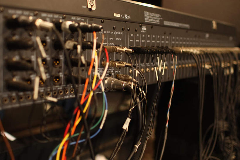 无人,横图,俯视,室内,特写,白天,通讯,数据,静物,一排,许多,阴影,朦胧,模糊,整齐,反射,传输,影子,加工,排列,放大,修饰,混合,播音,队列,广播,调音台,音频线,分配,线缆,调音控制台,彩图,高角度拍摄,音频连接线