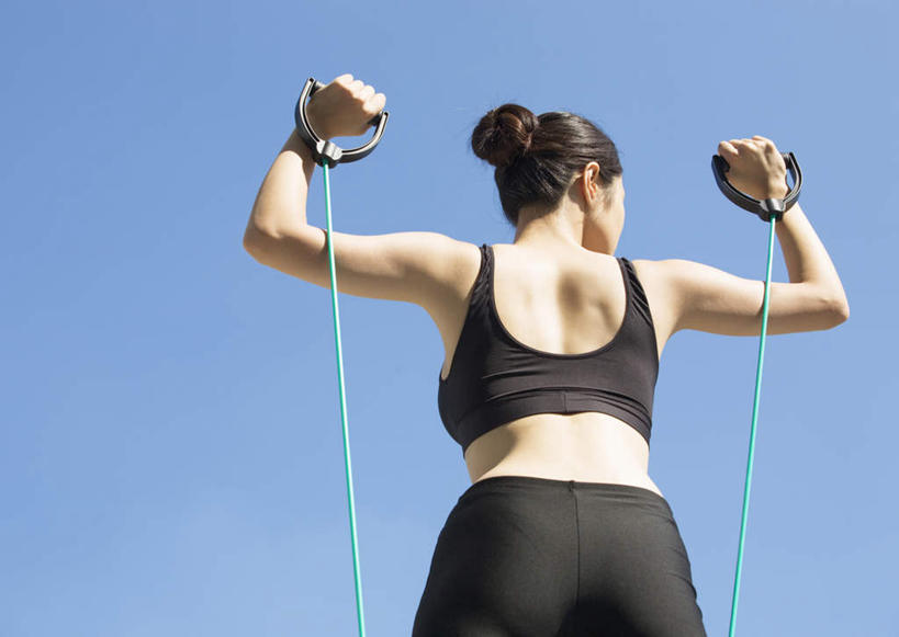 东方人,一个人,站,横图,室外,白天,仰视,锻炼,旅游,度假,运动,亚洲,仅一个年轻女性,仅一个女性,仅一个人,握,阴影,服装,光线,背心,影子,扭头,黄种人,娱乐,运动器械,衣服,蓝色,黑色,蓝天,天空,阳光,天,站着,转头,享受,休闲,健身器械,放松,握着,服饰,晴朗,衣着,穿着,室外运动,健身器材,户外运动,万里无云,阻力带,衣饰,露脐装,年轻女性,女人,女性,亚洲人,晴空,晴空万里,站立,半身,彩图,低角度拍摄,健身,运动器材