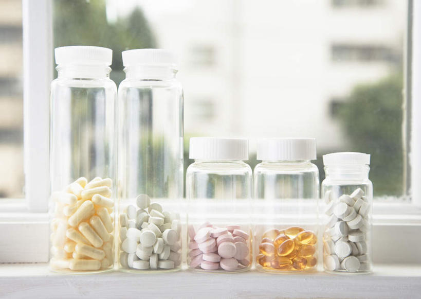 无人,横图,俯视,室内,特写,白天,安全,植物,窗户,五个,一堆,一排,许多,阴影,堆叠,堆积,朦胧,模糊,整齐,反射,药剂,药丸,影子,防护,药片,玻璃窗,窗台,树,树木,排列,绿色,自然,瓶子,塑料制品,药品,塑料瓶,治疗,生长,成长,堆,保护,药物,医疗,队列,保险,预防,平安,彩图,高角度拍摄