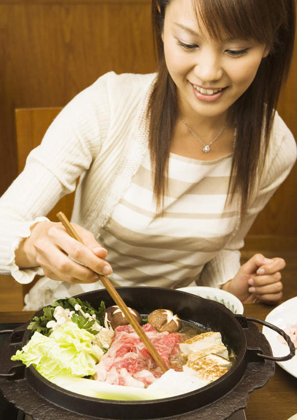 东方人,一个人,餐厅,坐,笑,微笑,露齿笑,竖图,俯视,室内,白天,烹饪,餐桌,筷子,桌子,蔬菜,餐具,亚洲,仅一个年轻女性,仅一个女性,仅一个人,一双,握,服装,朦胧,模糊,新鲜,菌菇,香菇,肉,日本料理,牛肉,料理,食品,拿,菌类,拿着,注视,休闲装,黄种人,文化,传统,菜肴,美食,肉类,食物,衣服,日式料理,低头,观察,看,休闲,日式,休闲服,食用菌,握着,服饰,佳肴,有机食品,绿色食品,餐台,观看,礼节,察看,关注,礼仪,肉食,寿喜锅,年轻女性,女人,女性,亚洲人,进餐用具,坐着,半身,彩图,高角度拍摄,餐馆,饭店,饭馆,牛肉火锅