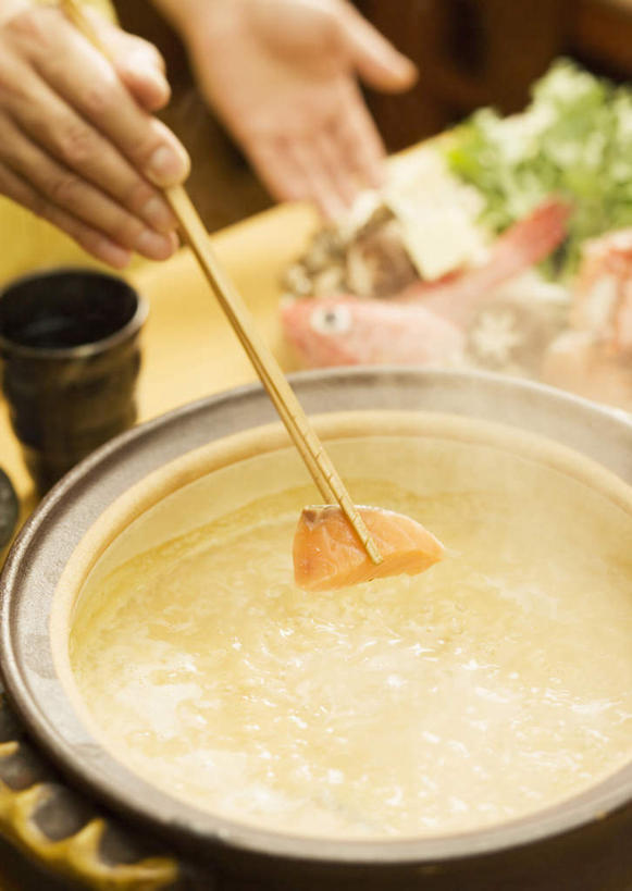 东方人,手,一个人,竖图,俯视,室内,特写,白天,烹饪,雾,餐桌,筷子,桌子,杯子,餐具,厨具,亚洲,双手,仅一个男性,仅一个人,仅一个中年男性,握,沸腾,朦胧,模糊,蒸汽,炖锅,锅子,陶瓷,肉,日本料理,牛肉,料理,食品,陶瓷制品,水蒸气,雾气,拿,拿着,黄种人,文化,传统,锅,菜肴,美食,肉类,食物,马克杯,水杯,日式料理,日式,手部,握着,佳肴,餐台,锅具,礼节,气体,礼仪,肉食,烹饪用具,蒸发,寿喜锅,男人,男性,中年男性,亚洲人,进餐用具,烹调用具,烹调,半身,彩图,高角度拍摄,牛肉火锅