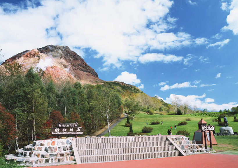 东方人,站,横图,室外,白天,正面,旅游,度假,草地,草坪,石头,美景,森林,山,山脉,树林,植物,楼梯,北海道,日本,亚洲,行人,游客,游人,阴影,服装,光线,石子,影子,阶梯,景观,山峰,云,云朵,山峦,许多人,云彩,休闲装,黄种人,娱乐,路人,旅客,台阶,草,树,树木,衣服,蓝色,绿色,白云,蓝天,天空,阳光,自然,群山,天,站着,一群人,享受,休闲,休闲服,景色,放松,服饰,生长,晴朗,成长,自然风光,东亚,日本国,北海道地方,北海道岛,昭和新山,过客,支笏洞爷国立公园,男人,男性,年轻男性,年轻女性,女人,女性,亚洲人,石块,岩石,晴空,站立,彩图,全身,胆振综合振兴局,有珠郡,壮瞥町,胆振支厅,道央