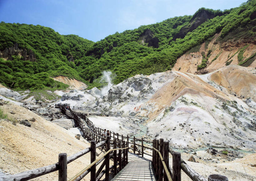 无人,横图,室外,白天,正面,旅游,度假,石头,美景,森林,山,山脉,树林,植物,北海道,日本,亚洲,阴影,光线,木板,石子,影子,景观,山顶,山峰,桥,木桥,山峦,娱乐,栈桥,树,树木,蓝色,绿色,蓝天,天空,阳光,自然,群山,天,享受,休闲,景色,放松,生长,晴朗,成长,人行桥,木板桥,自然风光,东亚,沉积岩,万里无云,日本国,北海道地方,北海道岛,颠峰,极峰,登别市,水成岩,石块,岩石,晴空,晴空万里,彩图,登别地狱谷,胆振支厅,地狱谷