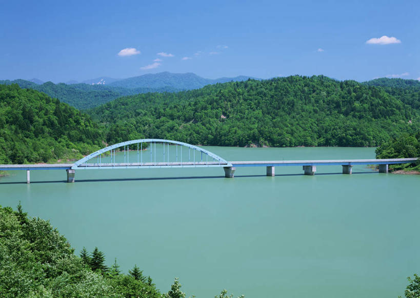 无人,横图,室外,白天,正面,旅游,度假,湖,湖泊,石头,美景,森林,山,山脉,树林,水,植物,大桥,立交桥,桥梁,北海道,日本,亚洲,阴影,光线,石子,影子,湖面,景观,山峰,水流,水面,云,云朵,高架,斜拉桥,桥,山峦,云彩,娱乐,树,树木,蓝色,绿色,白云,蓝天,天空,阳光,自然,湖水,群山,天,享受,休闲,景色,放松,生长,晴朗,成长,自然风光,东亚,沉积岩,日本国,北海道地方,北海道岛,水成岩,石块,岩石,晴空,彩图,空知支厅,空知综合振兴局,振兴局,三笠市,道央