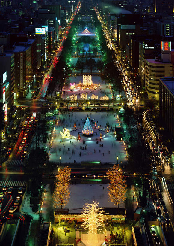 无人,高楼大厦,竖图,俯视,室外,夜晚,度假,办公楼,美景,城市风光,城市,大厦,道路,建筑,路,路灯,摩天大楼,喷泉,写字楼,夜景,公路,汽车,照明,北海道,日本,亚洲,阴影,飞溅,朦胧,模糊,溅,光线,液体,影子,景观,水滴,灯光,交通,文化,娱乐,车,灯,水珠,楼宇,交通工具,轿车,品味,享受,休闲,商务楼,景色,放松,照亮,照明设备,喷洒,载具,水景,东亚,札幌,大通公园,日本国,北海道地方,北海道岛,美观,县厅,设计,马路,彩图,高角度拍摄,大楼,高层建筑,高楼,摩天楼,札幌市