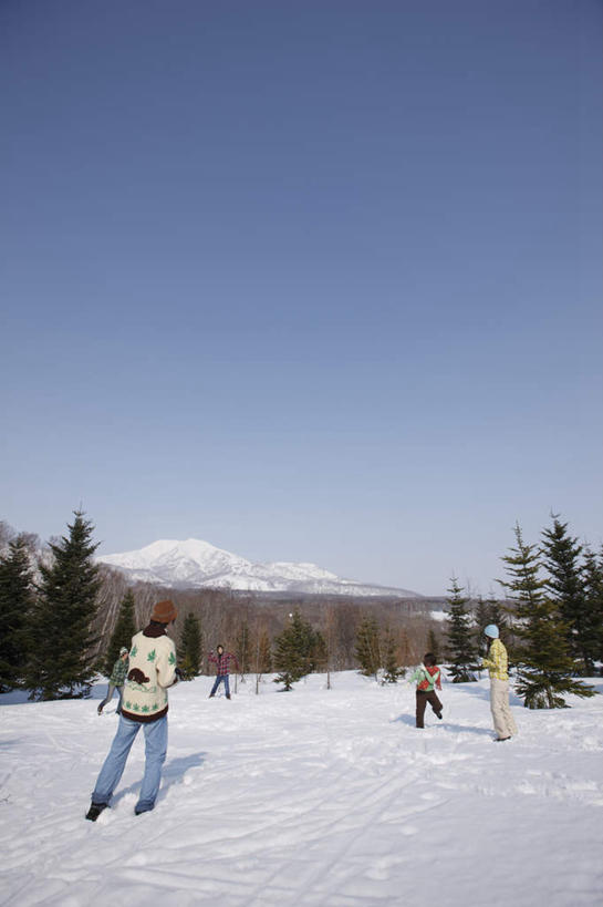 东方人,三个人,伙伴,朋友,跑,竖图,室外,白天,正面,毛衣,游戏,友谊,树林,雪,植物,大雪,帽子,亚洲,阴影,服装,装饰,光线,影子,积雪,雪景,云,云朵,冬季,冬天,玩,云彩,注视,休闲装,黄种人,娱乐,树,树木,衣服,蓝色,绿色,白云,蓝天,天空,阳光,自然,手套,天,观察,看,休闲,温暖,休闲服,寒冷,服饰,生长,晴朗,成长,观看,活动,保暖,华丽,点缀,察看,御寒,发泄,关注,消遣,智力,线衫,打雪仗,宣泄,衬托,美观,雅致,雅观,棉帽,严寒,毛线衣,绒线衣,友情,男人,男性,年轻男性,年轻女性,女人,女性,亚洲人,晴空,抛,跑步,扔,玩耍,嬉戏,彩图,全身,绒衣,套衫,套头毛衣,线衣,雪仗