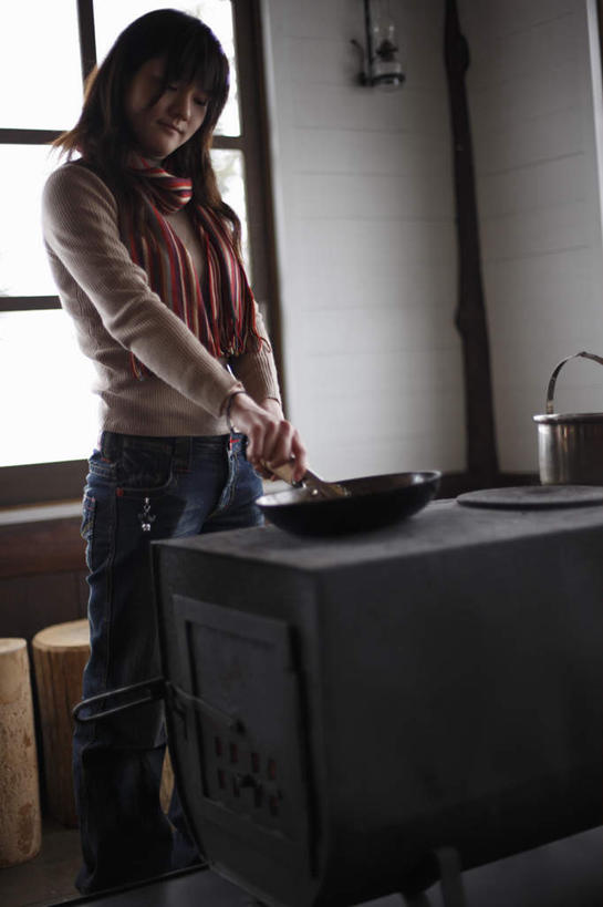 东方人,一个人,站,竖图,室内,白天,正面,烹饪,厨房,窗户,厨具,金属制品,亚洲,仅一个年轻女性,仅一个女性,仅一个人,一条,握,阴影,服装,装饰,反射,金属,锅子,影子,勺子,墙,注视,休闲装,黄种人,锅,玻璃窗,墙壁,墙面,衣服,白色,围巾,调羹,汤匙,低头,观察,看,站着,休闲,温暖,休闲服,握着,服饰,煎锅,锅具,围脖,观看,保暖,华丽,点缀,察看,御寒,关注,烹饪用具,衬托,美观,雅致,雅观,年轻女性,女人,女性,亚洲人,烹调用具,烹调,站立,半身,彩图,灶间