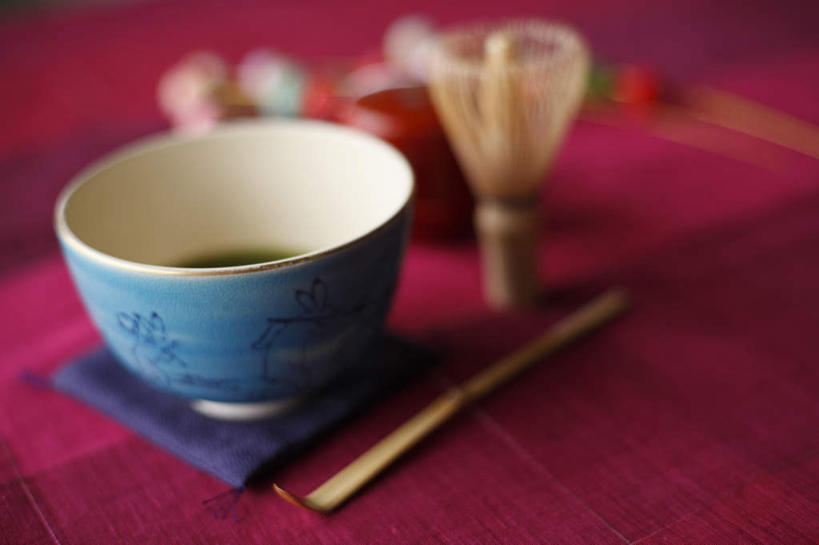 无人,横图,俯视,室内,特写,白天,幸福,餐桌,茶,桌子,杯子,阴影,朦胧,模糊,反射,影子,勺子,绿茶,抹茶,茶道,茶叶,茶勺,文化,娱乐,茶具,水杯,享受,休闲,温馨,放松,乐趣,餐台,茶筅,茶艺,环境,提神,舒适,醒脑,东亚文化,茶叶搅拌器,礼法,修行,茶杯,彩图,高角度拍摄,不发酵茶,苦茗,茶文化