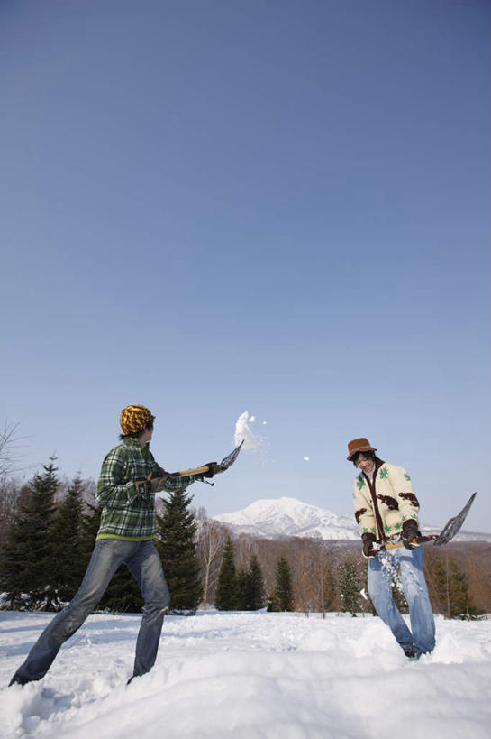 东方人,两个人,伙伴,朋友,站,举,竖图,室外,白天,仰视,友谊,美景,树林,雪,植物,大雪,帽子,亚洲,握,阴影,服装,装饰,光线,影子,积雪,景观,雪景,云,云朵,冬季,冬天,云彩,注视,休闲装,黄种人,树,树木,衣服,蓝色,绿色,白云,蓝天,天空,阳光,自然,手套,天,低头,观察,看,托,站着,休闲,温暖,休闲服,景色,寒冷,握着,服饰,生长,晴朗,成长,观看,保暖,华丽,点缀,察看,挥动,挥舞,御寒,关注,自然风光,衬托,美观,雅致,雅观,棉帽,严寒,除雪板,除雪铲,清雪板,清雪铲,扫雪板,扫雪铲,推雪板,推雪铲,友情,男人,男性,年轻男性,亚洲人,晴空,举起,举手,举着,向上举,向上伸,向上托,站立,彩图,低角度拍摄,全身