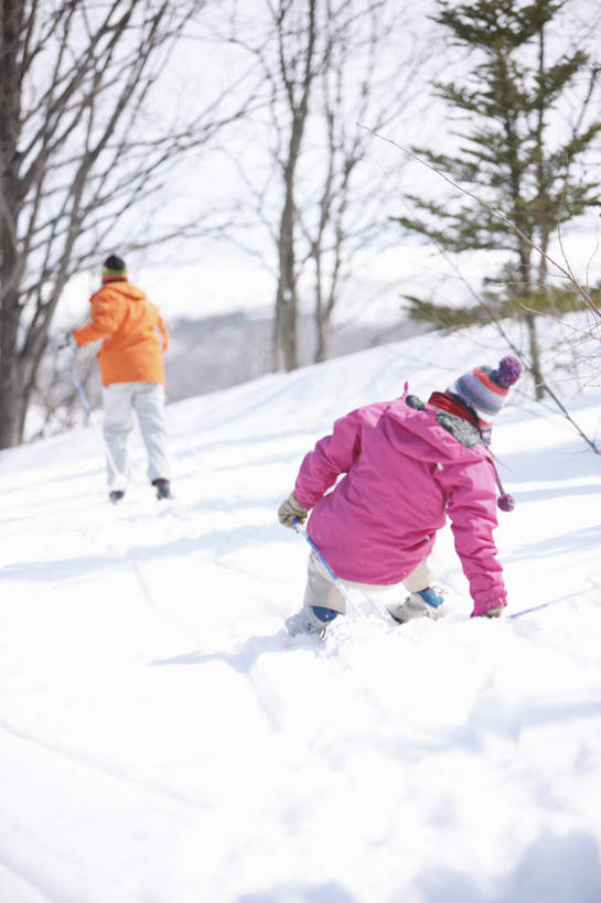 东方人,两个人,站,蹲,竖图,室外,白天,爱情,雪,植物,大雪,帽子,亚洲,撑,服装,装饰,积雪,雪景,冬季,冬天,浪漫,黄种人,树,树木,背面,衣服,绿色,自然,手套,围巾,站着,温暖,温馨,恩爱,寒冷,恋人,服饰,生长,成长,围脖,羽绒服,保暖,华丽,点缀,和睦,撑着,御寒,衬托,美观,雅致,雅观,棉帽,严寒,冬装,男人,男性,年轻男性,年轻女性,女人,女性,亚洲人,情侣,蹲着,站立,彩图,全身,伴侣,融洽