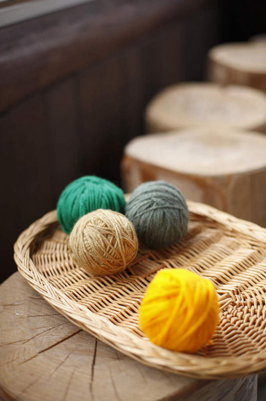 无人,竖图,俯视,室内,特写,白天,静物,阴影,朦胧,模糊,卷曲,编织,缠绕,反射,扁担,影子,褐色,树桩,织物,线团,树,树干,纺织,黄色,绿色,灰色,毛线,四个,木桩,农具,竹木用具,彩图,高角度拍摄