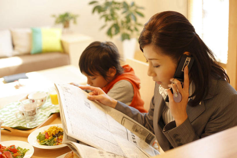 东方人,儿童,中年人,两个人,家庭,母亲,儿子,商务人士,商务女性,客厅,坐,打电话,横图,俯视,室内,白天,烹饪,阅读,纯洁,植物,餐桌,窗户,靠垫,沙发,桌子,报纸,餐具,电话,手机,亚洲,握,学习,套装,服装,朦胧,模糊,碟子,盘,盆栽,墙,日本料理,料理,食品,靠枕,盆景,拿,听,拿着,注视,休闲装,黄种人,通讯设备,菜肴,美食,玻璃窗,墙壁,墙面,食物,小孩,衣服,绿色,白色,自然,盘子,垫子,碟,枕头,日式料理,低头,观察,看,休闲,日式,温暖,温馨,母子,一家人,休闲服,可爱,母爱,童年,童趣,浏览,握着,服饰,佳肴,生长,成长,餐台,观看,和睦,察看,起居室,关注,商务装,布艺沙发,工薪阶层,童真,烂漫,无邪,客堂,交流,天真,男孩,女人,女性,中年女性,亚洲人,孩子,白领,上班族,沟通,通话,坐着,半身,彩图,高角度拍摄,融洽,男生