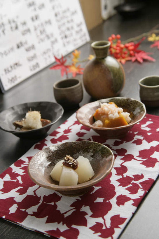 清酒,无人,竖图,俯视,室内,特写,白天,烹饪,餐桌,桌子,萝卜,白萝卜,蔬菜,杯子,阴影,朦胧,模糊,新鲜,反射,布料,影子,陶瓷,日本料理,料理,食品,陶瓷制品,酒类,布纹,菜肴,美食,酒,酒瓶,桌布,食物,饮料,白板,餐巾,瓶子,容器,水杯,台布,碗,日式料理,日式,佳肴,有机食品,绿色食品,餐台,储藏,储存,记录板,记事板,茶杯,莱菔,餐桌布,彩图,高角度拍摄,贮存,清酒瓶