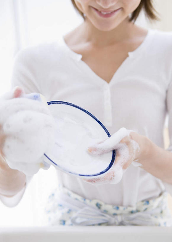 东方人,一个人,站,笑,微笑,竖图,室内,白天,正面,安全,厨房,餐具,纺织品,亚洲,仅一个年轻女性,仅一个女性,仅一个人,擦,抚摸,握,服装,布,碟子,盘,织物,拿,拿着,休闲装,黄种人,抹布,衣服,盘子,碟,清洁,站着,休闲,休闲服,擦拭,握着,服饰,洗洁精,去污,洁净,洗涤剂,揩擦,拭,年轻女性,女人,女性,亚洲人,站立,半身,彩图,灶间,除菌,洁洁灵,清洗液,洗涤灵,轻抚