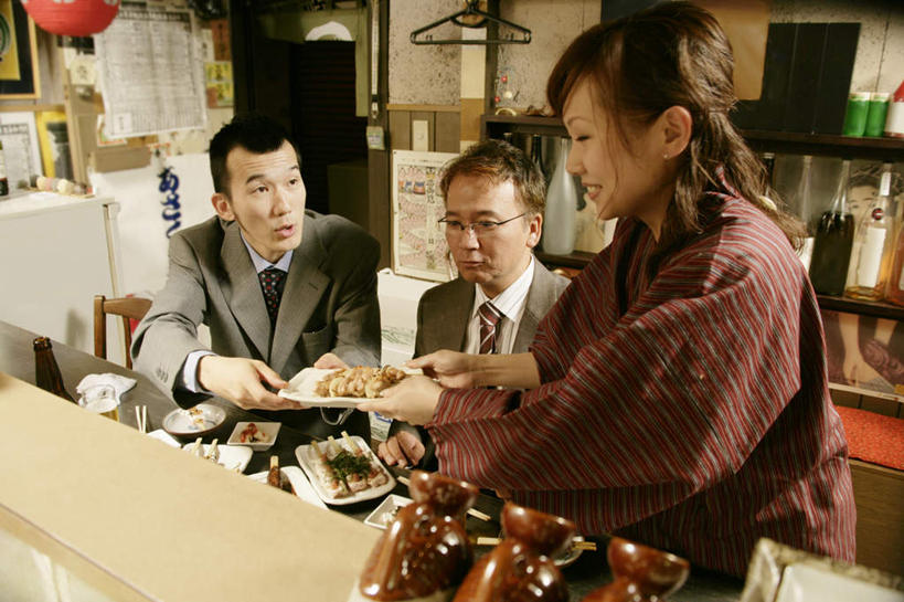 米饭,寿司,东方人,三个人,同事,商务人士,服务员,商务男性,餐厅,站,坐,笑,微笑,露齿笑,横图,室内,白天,正面,民族服装,衬衫,烹饪,成功,合作,团队,集体,信心,餐桌,桌子,杯子,餐具,亚洲,握,和服,套装,碟子,盘,眼镜,日本料理,料理,食品,领带,饭,拿,拿着,注视,黄种人,队伍,菜肴,美食,食物,盘子,水杯,碟,日式料理,观察,看,站着,日式,握着,服饰,佳肴,餐台,观看,五谷,察看,领导,象征,庄重,成就,关注,醋饭,商务装,身份,合伙,领袖,近视眼镜,工薪阶层,吴服,唐草,唐花,唐锦,正式,地位,四喜饭,男人,男性,年轻女性,女人,女性,中年男性,亚洲人,白领,服务生,上班族,侍者,茶杯,站立,坐着,半身,彩图,衬衣,传统服装,民俗服,餐馆,饭店,饭馆