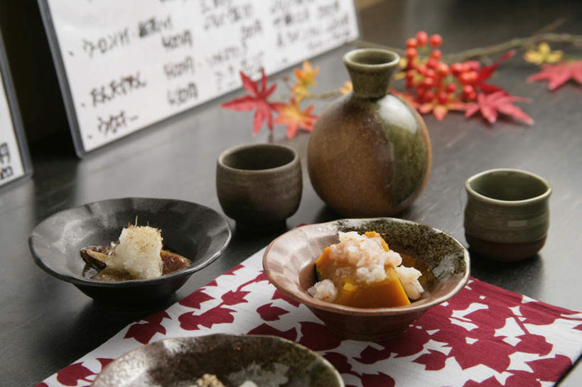 清酒,无人,横图,俯视,室内,特写,白天,烹饪,萝卜,白萝卜,蔬菜,叶子,阴影,新鲜,反射,布料,影子,陶瓷,日本料理,料理,食品,枫叶,枯叶,落叶,陶瓷制品,酒类,布纹,菜肴,美食,酒,酒瓶,桌布,食物,饮料,黄色,红色,白板,餐巾,瓶子,容器,台布,碗,日式料理,日式,佳肴,有机食品,绿色食品,枫树叶,储藏,储存,记录板,记事板,叶,叶片,莱菔,餐桌布,彩图,高角度拍摄,贮存,清酒瓶