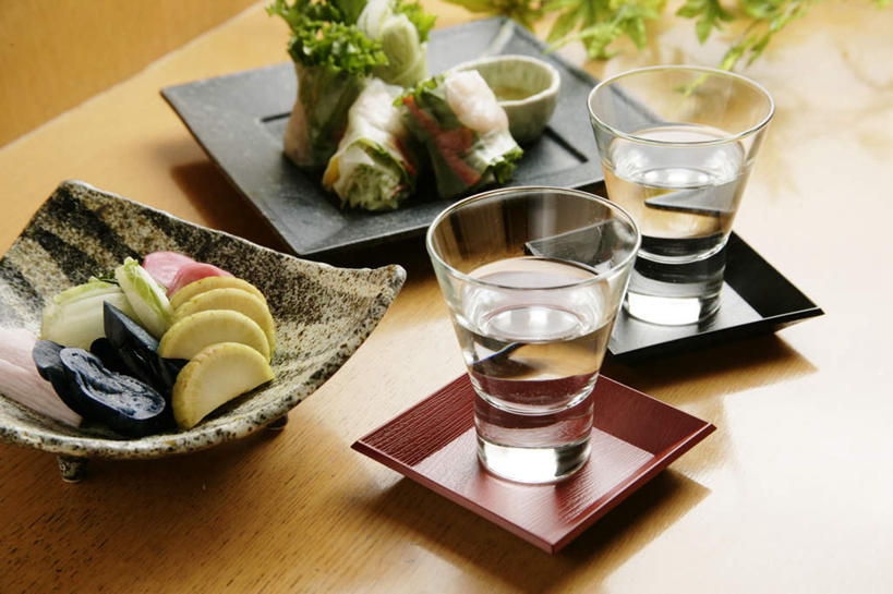 无人,横图,俯视,室内,特写,白天,水,餐桌,桌子,萝卜,胡萝卜,黄瓜,茄子,蔬菜,杯子,餐具,叶子,阴影,朦胧,模糊,新鲜,反射,碟子,盘,液体,影子,食品,绿叶,芜菁,饮用水,玻璃制品,食物,腌制,盘子,水杯,碟,矿泉水,嫩叶,有机食品,绿色食品,餐台,蒸馏水,酸黄瓜,腌渍,蔓菁,盘菜,大头芥,叶,叶片,玻璃杯,青瓜,落苏,酪酥,昆仑瓜,胡瓜,红萝卜,甘荀,矮瓜,彩图,高角度拍摄,清脆,爽口