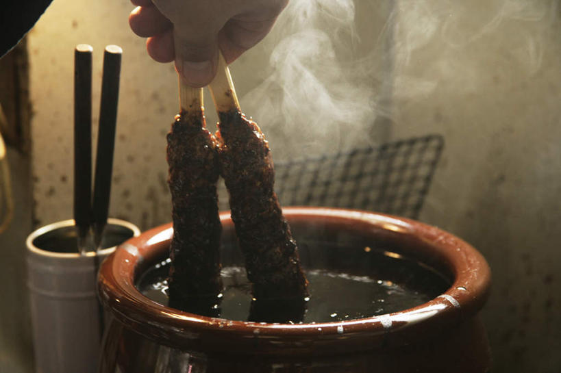 东方人,手,一个人,横图,室内,特写,白天,正面,烹饪,烧烤,雾,亚洲,仅一个男性,仅一个人,仅一个中年男性,握,沸腾,朦胧,模糊,蒸汽,调料,鸡肉,酱料,酱汁,肉,佐料,日本料理,料理,食品,烤架,水蒸气,雾气,烤肉,调味品,拿,调味料,拿着,黄种人,酱,菜肴,美食,肉类,竹签,食物,日式料理,日式,手部,铁架,握着,佳肴,单手,气体,烧鸡,肉食,取食签,蒸发,男人,男性,中年男性,亚洲人,半身,彩图,照烧鸡