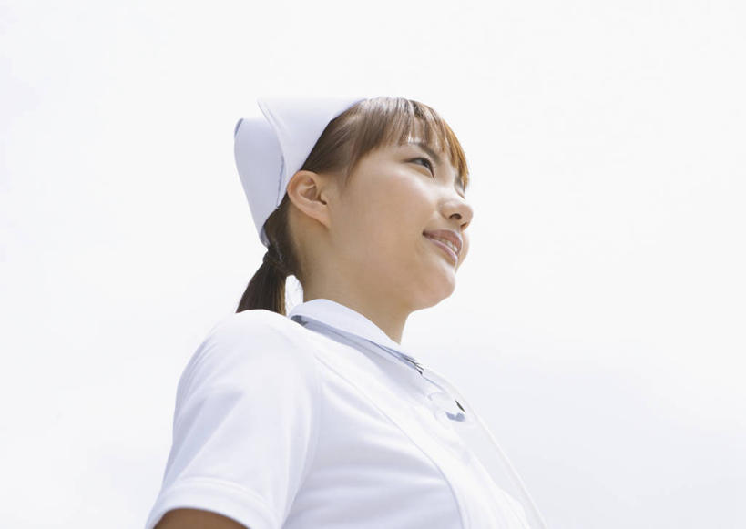 东方人,一个人,护士,站,笑,微笑,露齿笑,横图,室内,白天,白色背景,仰视,工作服,制服,帽子,亚洲,仅一个年轻女性,仅一个女性,仅一个人,注视,黄种人,白色,观察,看,站着,摄影,影棚,观看,察看,护士帽,白衣天使,关注,一顶,工作制服,年轻女性,女人,女性,亚洲人,抬头,仰头,站立,半身,彩图,低角度拍摄,影棚拍摄,工作套服,拍摄