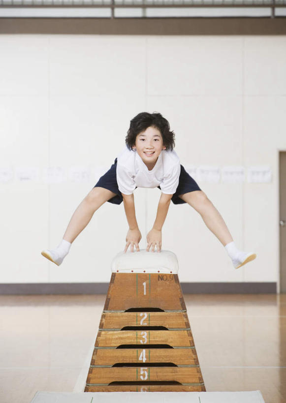 东方人,儿童,一个人,体育馆,运动场,跳,笑,微笑,竖图,室内,白天,正面,运动服,锻炼,游戏,纯洁,运动,亚洲,仅一个男性,仅一个人,撑,服装,墙,半空,玩,注视,黄种人,娱乐,体育场,墙壁,墙面,小孩,衣服,蓝色,白色,观察,看,仅一个小孩,休闲,同学,跳山羊,可爱,童年,童趣,服饰,观看,活动,察看,撑着,衣着,穿着,发泄,关注,消遣,智力,童真,烂漫,无邪,跳马,宣泄,运动馆,跳背,衣饰,体育,天真,男孩,男人,男性,亚洲人,孩子,跳跃,玩耍,嬉戏,彩图,全身,健身,男生,运动装