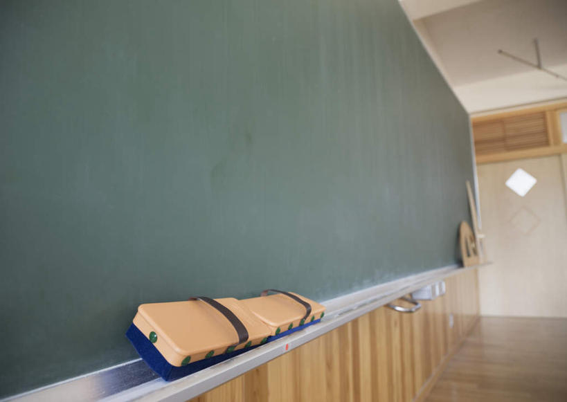 无人,学校,横图,室内,白天,正面,门,墙,校园,墙壁,墙面,白色,黑板擦,黑板,门框,教室,教学,耐磨,教学黑板,粉笔擦,彩图