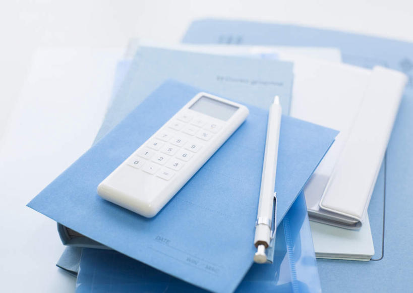 无人,办公室,横图,俯视,室内,特写,白天,白色背景,计算器,家具,桌子,静物,一排,许多,整齐,传递,计算,科学,信息,笔,材料,档案,文件,邮件,纸,办公桌,办公用品,记事本,很多,联系,文具,排列,蓝色,白色,本子,笔记本,铅笔,手稿,学习用品,资料,联络,邮递,理财,财务,通信,摄影,影棚,信件,堆,文具用品,证明,一支,队列,数学,文档,自动铅笔,邮政,办公家具,彩图,高角度拍摄,影棚拍摄,拍摄