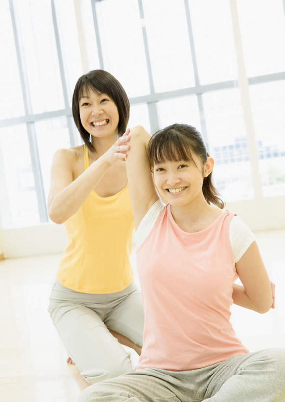 东方人,两个人,健身房,坐,跪,举,笑,盘腿,微笑,露齿笑,竖图,室内,白天,正面,锻炼,瑜伽,运动,窗户,落地窗,亚洲,服装,朦胧,模糊,背心,注视,黄种人,玻璃窗,衣服,观察,看,托,教练,养生,服饰,观看,察看,衣着,穿着,关注,衣饰,锻练,体育,年轻女性,女人,女性,亚洲人,跪着,举起,举手,举着,盘腿而坐,盘膝,盘着腿的,盘着腿坐,双腿交叉,向上举,向上伸,向上托,坐着,半身,彩图,健身,健身馆