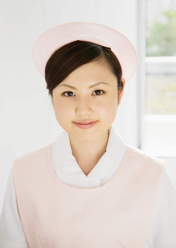 东方人,一个人,护士,医院,站,笑,微笑,竖图,室内,白天,正面,工作服,制服,植物,窗户,落地窗,帽子,亚洲,仅一个年轻女性,仅一个女性,仅一个人,注视,黄种人,玻璃窗,树,树木,绿色,自然,观察,看,站着,生长,成长,观看,察看,护士帽,白衣天使,关注,医疗机构,工作制服,年轻女性,女人,女性,亚洲人,站立,半身,彩图,工作套服,病院,诊所