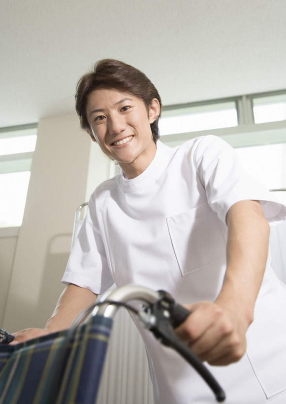 东方人,一个人,站,笑,微笑,露齿笑,竖图,室内,白天,仰视,工作服,制服,窗户,亚洲,仅一个男性,仅一个人,弯腰,握,工具,墙,注视,黄种人,玻璃窗,墙壁,墙面,仅一个年轻男性,白色,轮椅,复健,观察,看,站着,护工,康复,器械,护理,握着,观看,照顾,察看,医疗设备,关注,医疗器械,医疗工具,护理工,弯身,照看,护理员,辅助设备,工作制服,男人,男性,年轻男性,亚洲人,站立,半身,彩图,低角度拍摄,工作套服