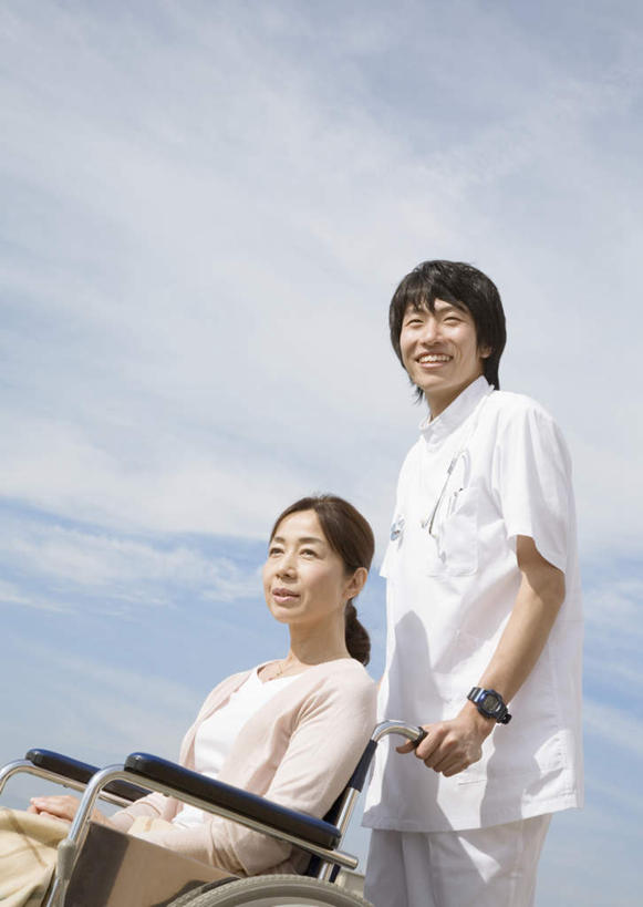 东方人,两个人,病人,护士,站,坐,笑,微笑,露齿笑,竖图,室外,白天,仰视,工作服,制服,亚洲,一把,阴影,服装,光线,工具,影子,云,云朵,云彩,注视,黄种人,衣服,蓝色,白色,白云,蓝天,天空,阳光,轮椅,天,复健,观察,看,站着,康复,器械,搭,服饰,晴朗,观看,察看,医疗设备,白衣天使,衣着,穿着,搭着,关注,病患,医疗器械,医疗工具,辅助设备,工作制服,衣饰,男人,男性,年轻男性,女人,女性,中年女性,亚洲人,患者,就医者,晴空,站立,坐着,半身,彩图,低角度拍摄,工作套服