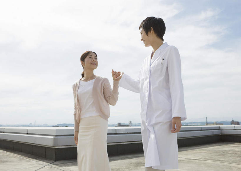 东方人,两个人,病人,护士,站,握手,笑,微笑,露齿笑,横图,室外,白天,正面,工作服,制服,亚洲,阴影,服装,光线,影子,云,云朵,云彩,扭头,注视,黄种人,衣服,蓝色,白色,白云,蓝天,天空,阳光,天,观察,看,站着,转头,服饰,晴朗,观看,察看,白衣天使,衣着,穿着,关注,病患,工作制服,衣饰,男人,男性,年轻男性,女人,女性,中年女性,亚洲人,患者,就医者,晴空,搀手,拉手,手搀手,手拉手,手牵手,手握手,站立,半身,彩图,工作套服