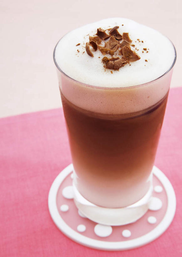 咖啡,无人,竖图,俯视,室内,特写,白天,白色背景,幸福,桌面,桌子,杯子,餐具,阴影,反射,木制,布料,碟子,盘,影子,卡布奇诺,布纹,娱乐,玻璃制品,桌布,饮料,一个,盘子,餐巾,木制品,水杯,碟,台布,享受,休闲,温馨,放松,乐趣,摄影,影棚,单个,提神,舒适,醒脑,软饮料,卡布奇诺咖啡,玻璃杯,卡布基诺,餐桌布,彩图,高角度拍摄,影棚拍摄,拍摄,卡布基诺咖啡