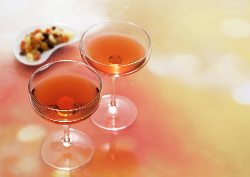 无人,横图,俯视,室内,特写,白天,杯子,餐具,朦胧,模糊,碟子,高脚杯,盘,酒类,文化,玻璃制品,酒,饮料,盘子,酒杯,碟,鸡尾酒,调酒,摄影,影棚,创造,想象,马提尼,马提尼酒,鸡尾酒杯,玻璃杯,彩图,高角度拍摄,影棚拍摄,拍摄