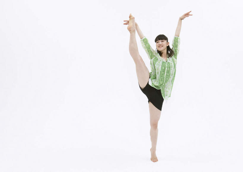 东方人,一个人,站,举,伸展双臂,横图,室内,白天,白色背景,正面,跳舞,亚洲,仅一个年轻女性,仅一个女性,仅一个人,服装,休闲装,黄种人,光脚,衣服,绿色,托,站着,休闲,赤脚,休闲服,劈叉,摄影,服饰,劈腿,影棚,张开双腿,舞姿,展开双腿,年轻女性,女人,女性,亚洲人,长发,敞开双臂,举起,举手,举着,伸开双臂,向上举,向上伸,向上托,展开双肩,站立,张开手臂,张开双臂,彩图,全身,影棚拍摄,拍摄,舞蹈,伸展双腿